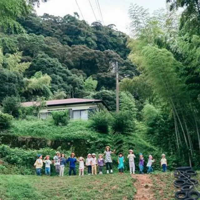 里山のようちえんにじいろタペストリー